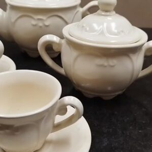 Jogo de chá com 2 xícara para café e 1 xícaras para chá com 1 bule e 1 açucareiro em Louça Cerâmica