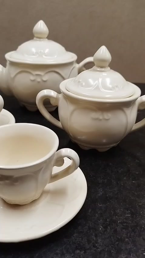 Jogo de chá com 2 xícara para café e 1 xícaras para chá com 1 bule e 1 açucareiro em Louça Cerâmica