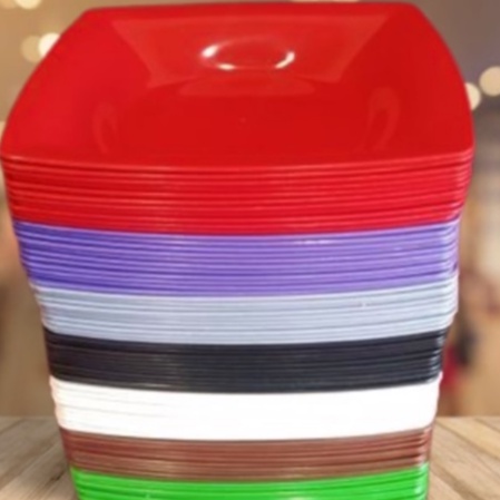 Lindo Kit com 20 Pratos Quadrado Plástico Colorido Resistentes 20cm Jantar Refeição Prato Festa