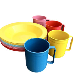 kit com 10 ou 20 ou 30 prato escolar plásticos mais 10 ou 20 ou 30 canecas 400ml